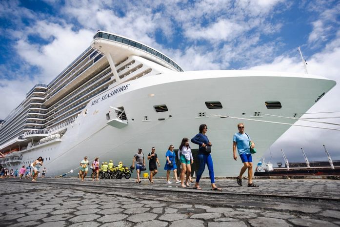 Maior cruzeiro a navegar em águas brasileiras chega a Maceió