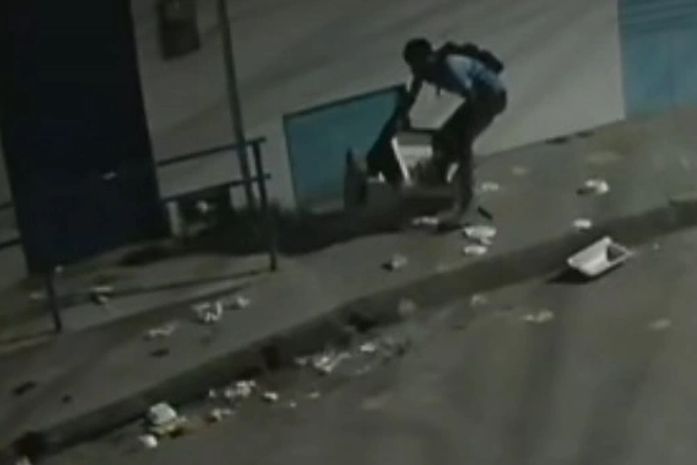 Vídeo: dupla é flagrada furtando motor de ar-condicionado de loja no Centro de Maceió
