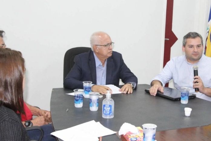 Rogério Teófilo prorroga suspensão de aulas e outros serviços por mais 15 dias