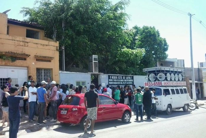 Voluntários fazem protesto na porta do Neafa