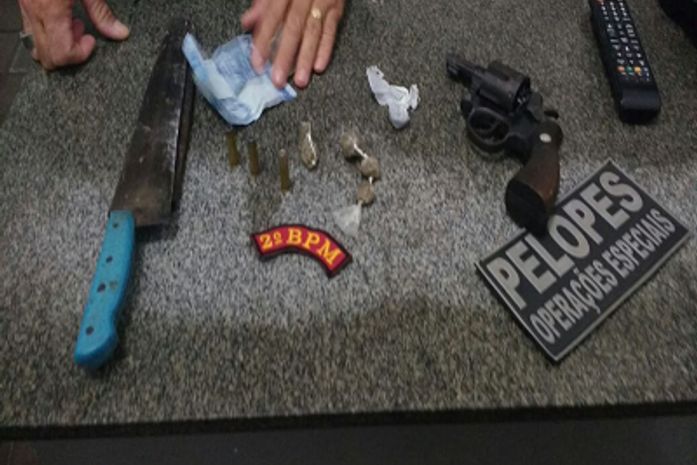 PM prendem dois suspeitos de tráfico de drogas em Santana do Mundaú