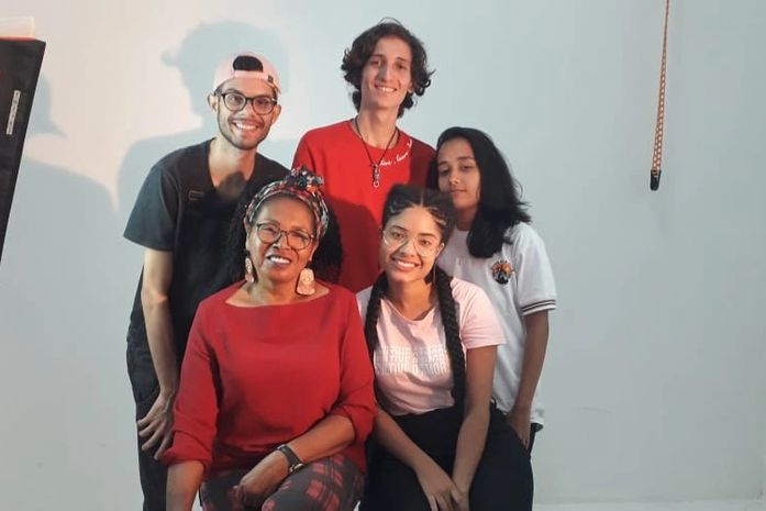 A convite de alun@s do Centro Universitário Mauricio de Nassau, Arísia Barros e Miran Soares debatem sobre feminismo e pretitude.