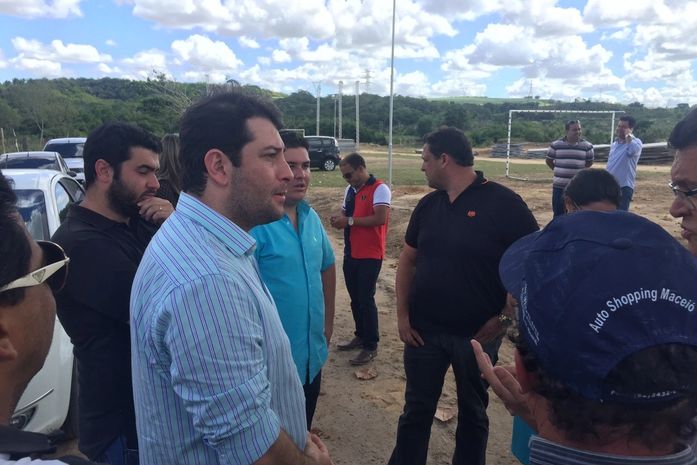 Toninho Lins vistoria montagem de estrutura para o São João de Rio Largo
