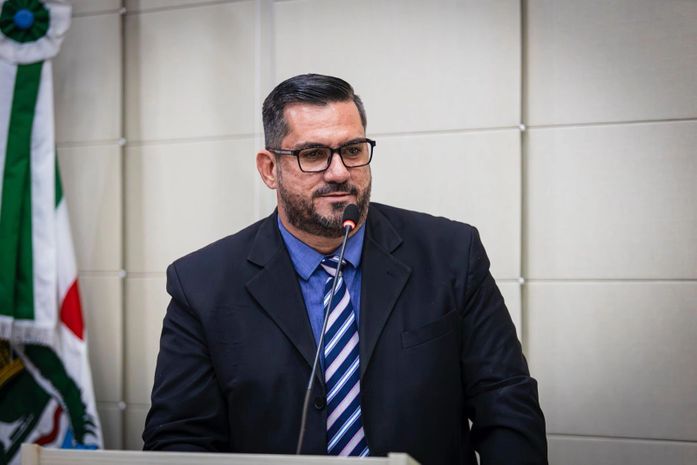 Leonardo Dias comemora demarcação de mais vagas azuis, em Maceió