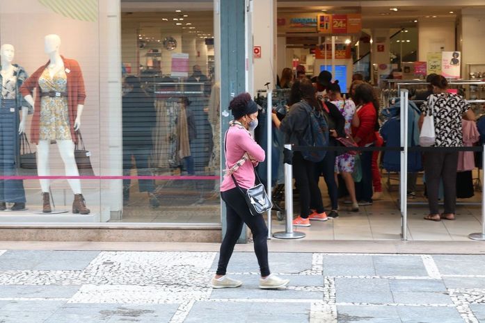 Economista prevê queda do desemprego com aumento da vacinação