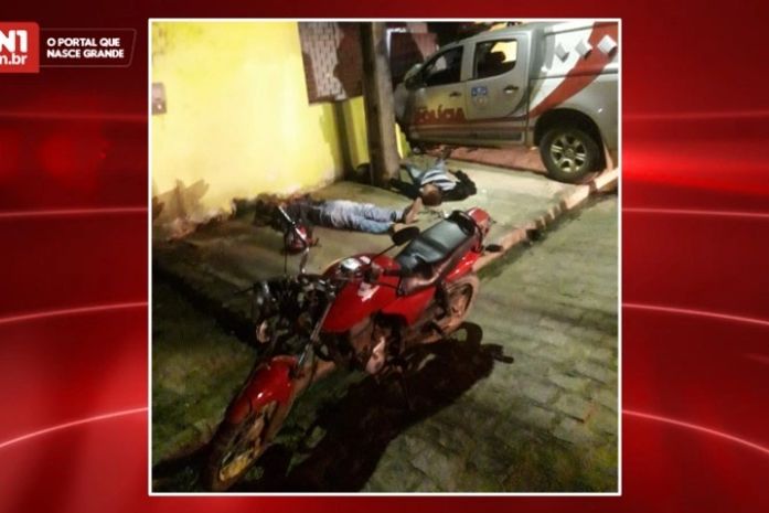 Durante perseguição, motorista perde controle de viatura e atinge residência