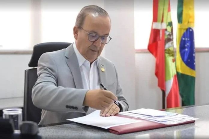 SC: governador anuncia policiais armados em todas as escolas estaduais