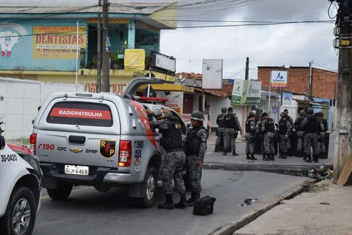 Policiais no protesto no Feitosa