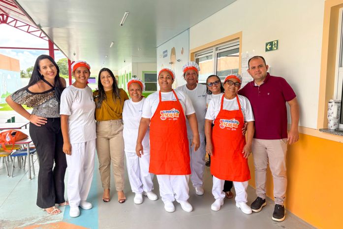 Prefeito Allan de Jesus entrega fardamentos novos para merendeiras da rede municipal