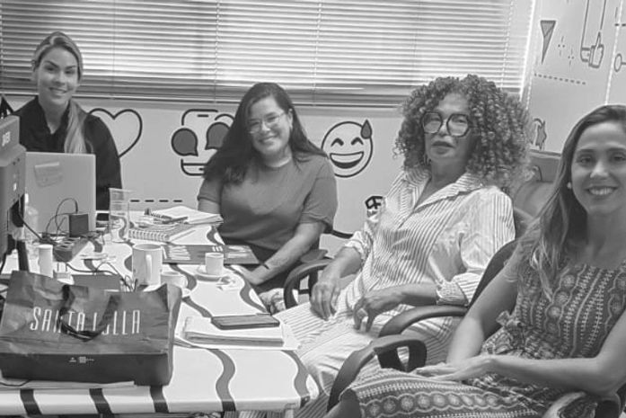 Hoje foi dia de discutir a criação da identidade visual do Maceió é Massa Sem Racismo, ou, a reunião das 7 mulheres