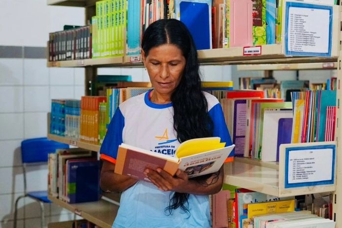 'Sem última página': estudante da Ejai Maceió realiza sonho de se tornar escritora e publica primeiro livro