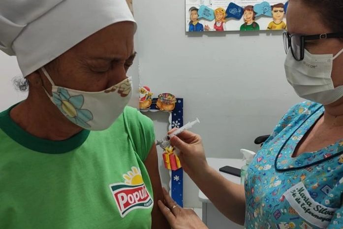 Saúde de Limoeiro vacina trabalhadores da indústria, limpeza urbana, transporte e caminhoneiros