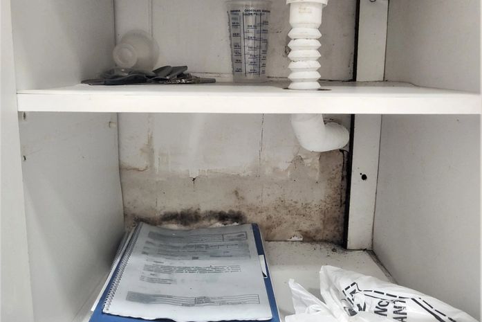 Mofo, falta de água e lixo: laboratório de análises clínicas é interditado pela Vigilância Sanitária