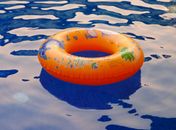 Criança é internada na UTI após afogamento em aula de natação em escola na Ponta Verde