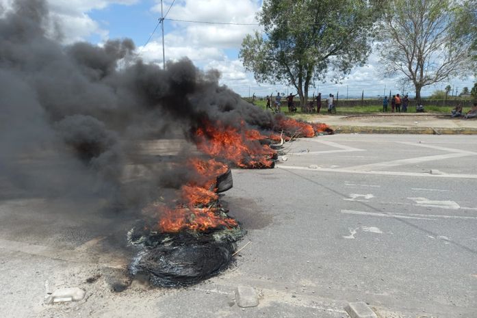 Após várias horas, manifestantes encerram protesto que bloqueava rodovia com acesso ao aeroporto 
