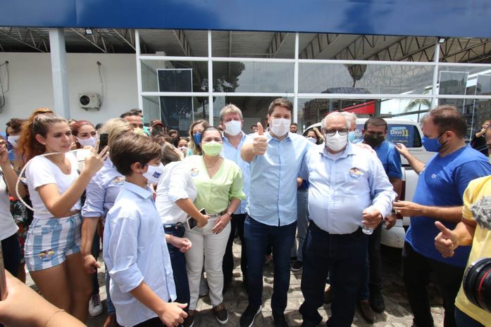 Davi começa campanha com adesivaço e inauguração de comitê