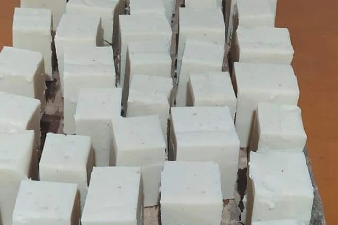 O pai da Caroline faz sabão caseiro e distribui com população carente.