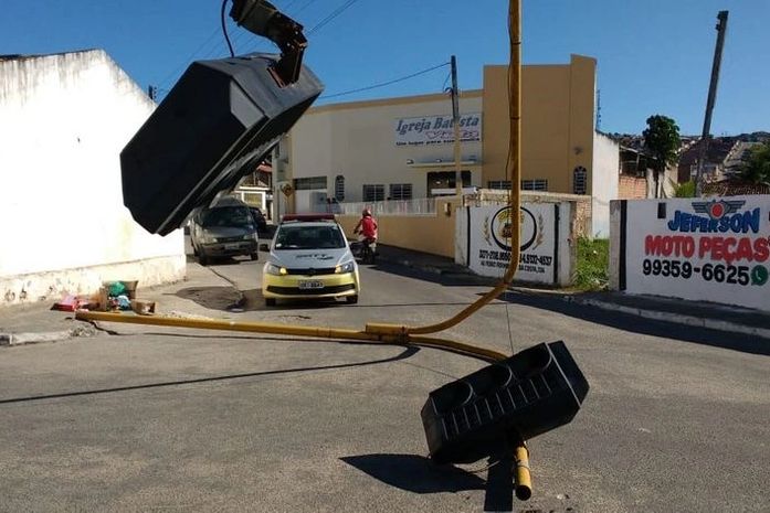 Forte ventania derruba semáforo em São Miguel