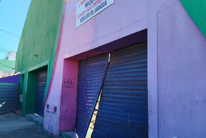 Vídeo: parte da estrutura do Mercado de Jaraguá desaba durante obras de reforma