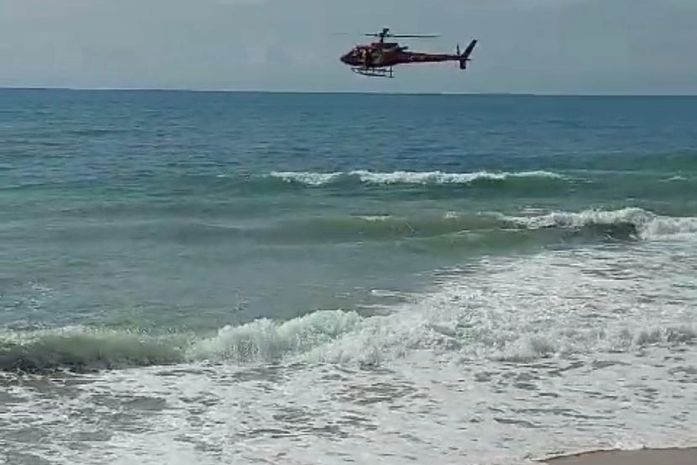 Vídeo: Jovem desaparece no mar ao cair de colchão inflável em AL; Bombeiros realizam buscas