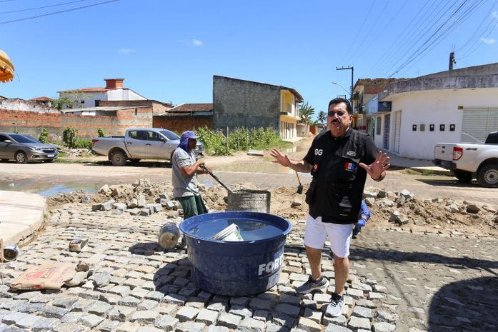 Prefeito Gilberto Gonçalves vistoria obras de drenagem e pavimentação no Conjunto Asa dos Ventos