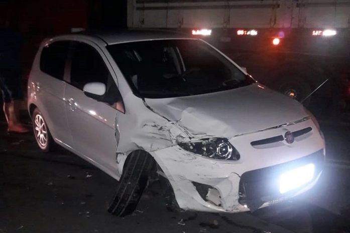 Um dos carros invadiu a contramão da pista em um trecho de curva sinuosa