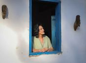 Mulher realiza sonho de ser cantora aos 81 após pai impedir carreira