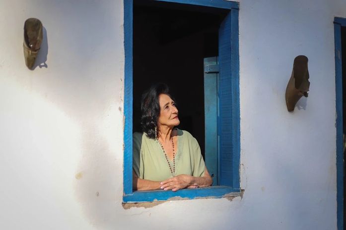 Mulher realiza sonho de ser cantora aos 81 após pai impedir carreira