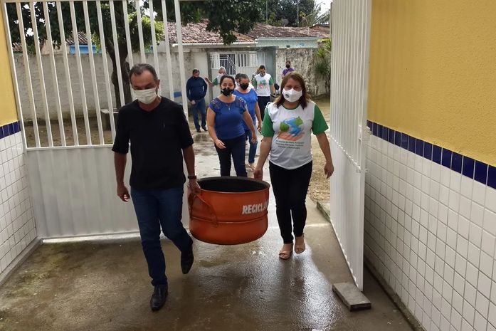 Escolas da rede municipal de Anadia recebem lixeiras ecológicas produzidas com pneus