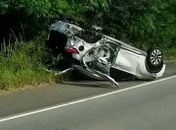 Carro capotou após colisão