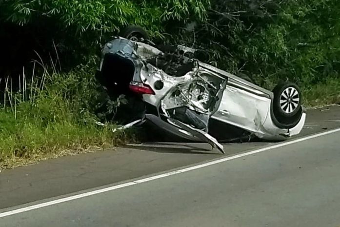 Carro capotou após colisão