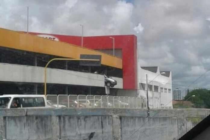 Carro fica pendurado no segundo piso de supermercado no Jacintinho