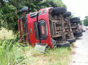 Caminhão tombou na BR316