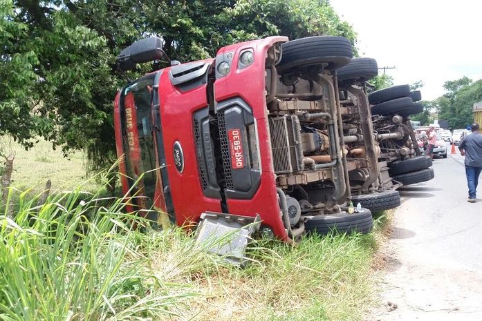Caminhão tombou na BR316