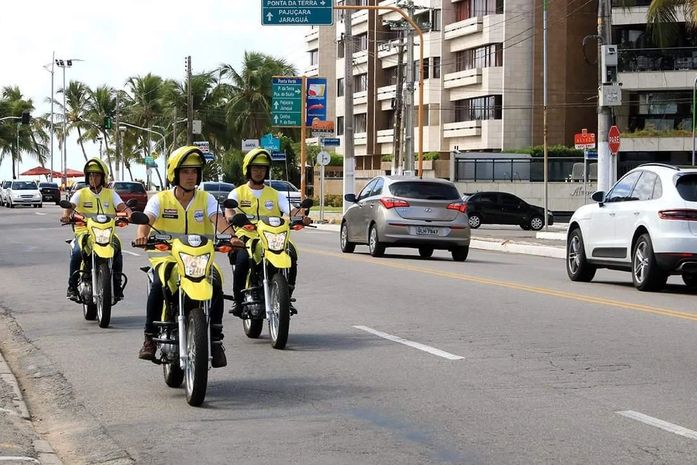 Ronda no Bairro executa patrulhamento de proximidade durante exercício na orla
