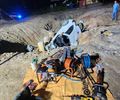 Vídeos: três morrem e dois ficam feridos em acidente após carro cair em buraco de obra
