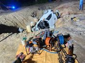 Vídeos: três morrem e dois ficam feridos em acidente após carro cair em buraco de obra