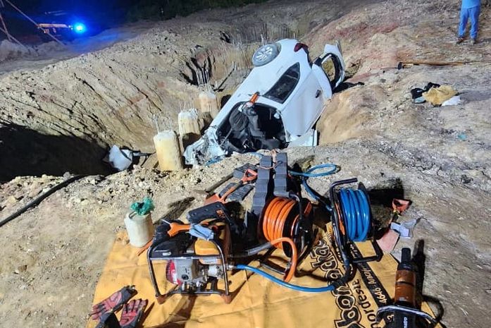 Vídeos: três morrem e dois ficam feridos em acidente após carro cair em buraco de obra