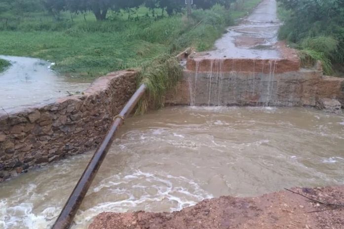 Chuvas destroem ponte entre os povoados Pau d’Arco e Sapucaia na zona rural de Arapiraca