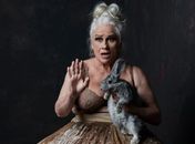 Após sucesso da temporada em Portugal, peça estrelada por Vera Holtz e escrito e encenado por Rodrigo Portella, chega à Maceió em setembro
