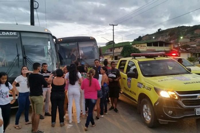 Criminosos armados e encapuzados assaltam estudantes na AL 105