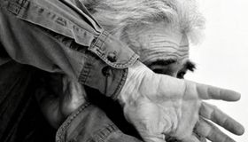 Vizinhos se revoltam com agressões recorrentes e imobilizam suspeito de agredir avô em Maceió