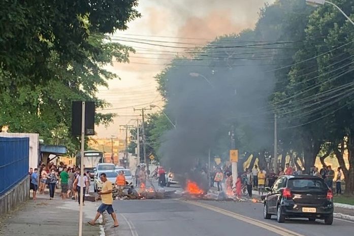 Moradores da Chã de Bebedouro realizam protesto contra a falta de água no bairro