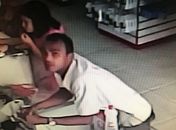 Homem é flagrado por câmera furtando celular