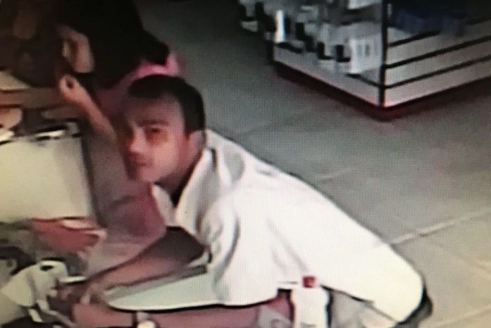 Homem é flagrado por câmera furtando celular