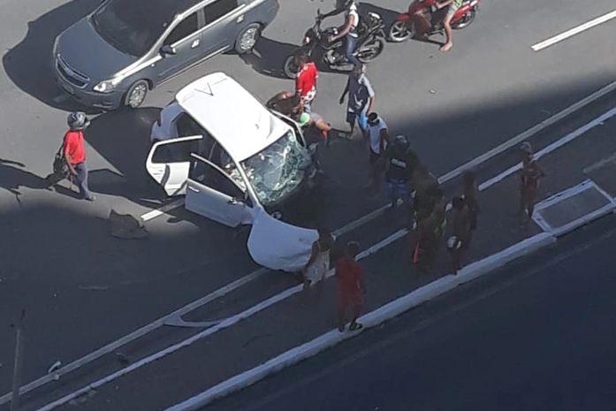 Quatro pessoas ficam feridas após colisão entre dois carros na Praia da Avenida