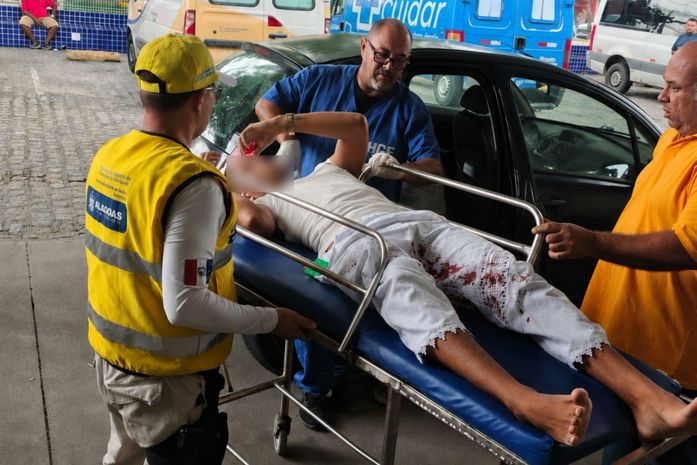 Ronda no Bairro escolta jovem baleado no Poço ao HGE