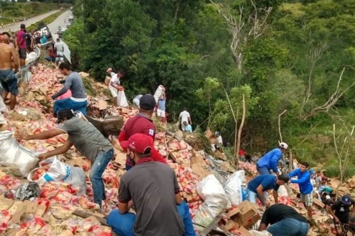 Carreta carregada de bolachas tombou na BR-101.