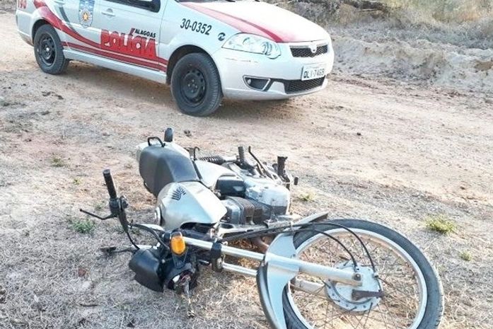 Criminosos armados invadem escola e fazem vigilante refém