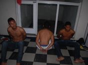 Jovens foi presos pela Oplit; segundo os agentes, eles não reagiram 